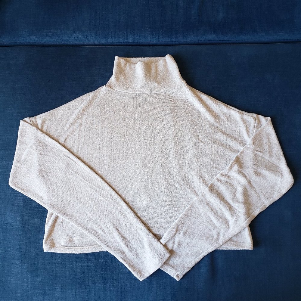 Forever 21 beige cropped turtleneck sweater